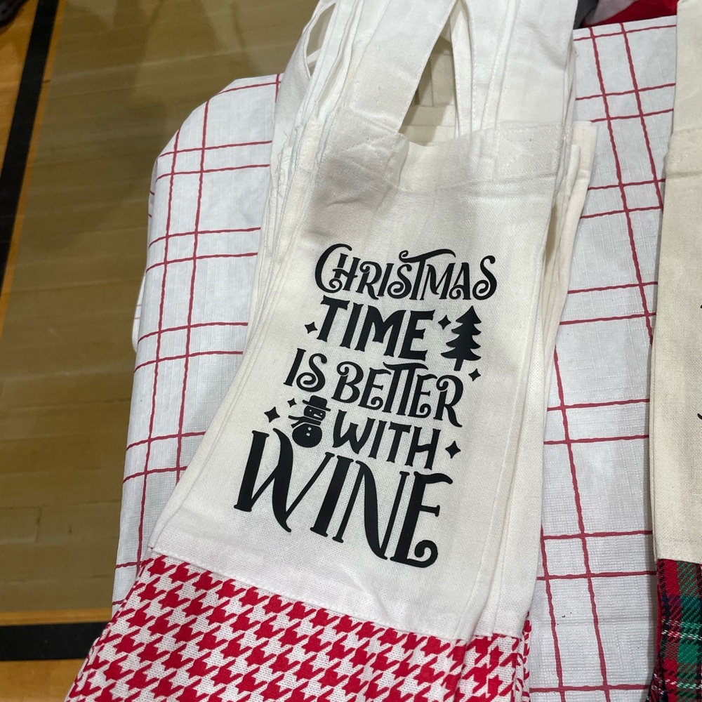 Holiday Wine Tote with Red Houndstooth Design